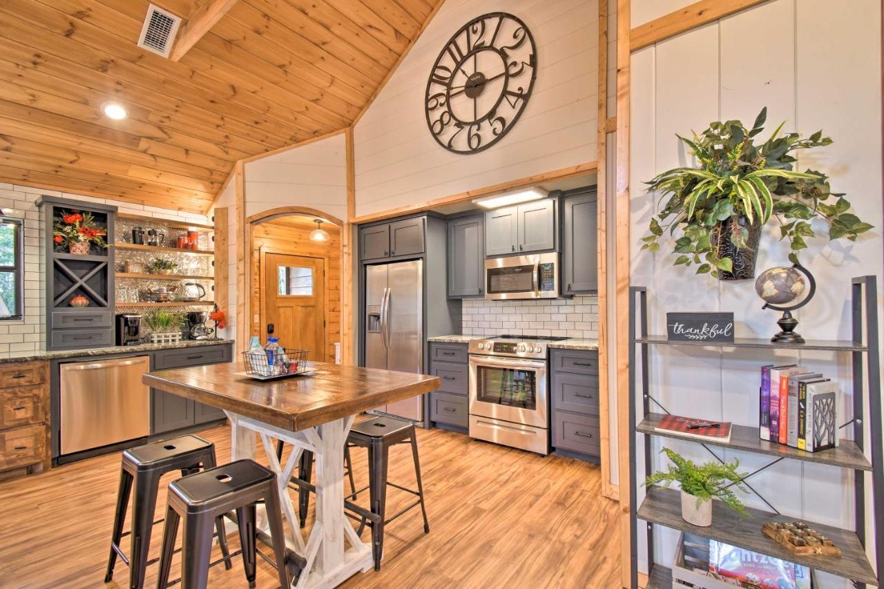 Modern Broken Bow Cabin Large Deck, Bbq And Pergola Exteriör bild